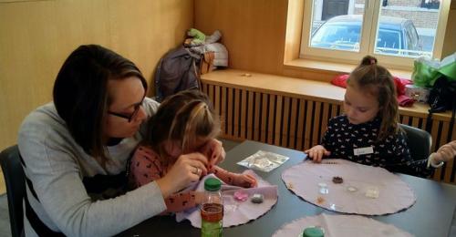 Workshop juwelen maken voor kinderen gezinsbond stokkem